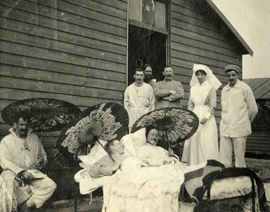 Madeleine Jaffray with wounded French soldiers, Photo PR1986.0054/12 appears courtesy of the Provincial Archives of Alberta