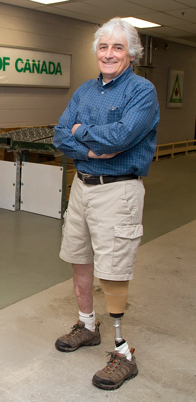 Larry, superviseur de la production, au Service des plaques porte-clés de l’Association des Amputés de guerre.