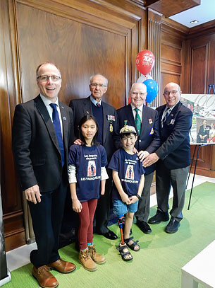 En haut, de gauche à droite : Louis Bourassa, directeur du Programme LES VAINQUEURS, Stuart Vallières, ancien combattant amputé de la Seconde Guerre mondiale, Jean-Marie Paul, vétéran amputé, et Robert Baker, membre honoraire de l’association. En bas : Sarah Mei Bouchard et Zac St-Denis, deux adhérents du Programme LES VAINQUEURS. 