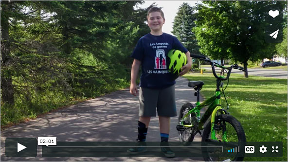 Mathieu, qui est amputé d'une partie de son pied droit, se tient à côté de son vélo. Découvrez l'histoire de Mathieu.